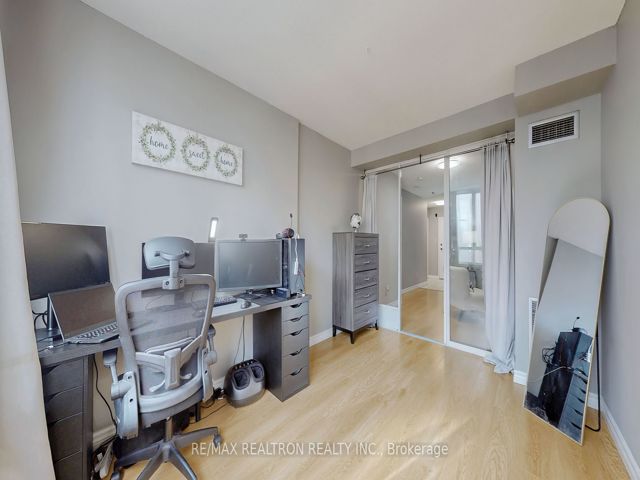 1008 - 633 Bay St