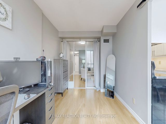 1008 - 633 Bay St