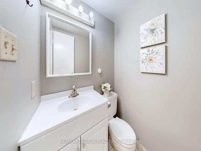 1008 - 633 Bay St