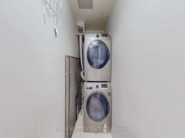 1008 - 633 Bay St