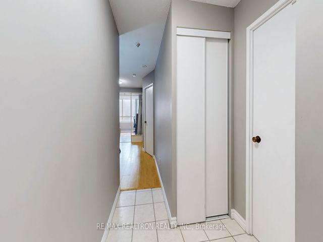 1008 - 633 Bay St