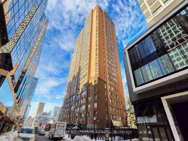 1008 - 633 Bay St