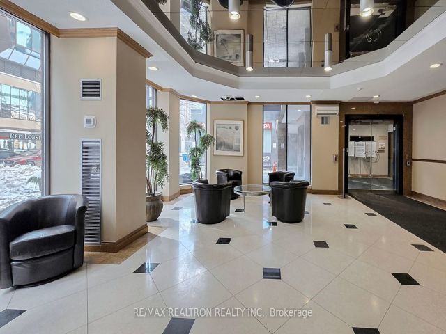 1008 - 633 Bay St