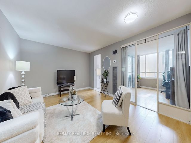 1008 - 633 Bay St