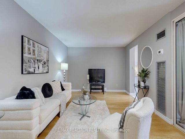 1008 - 633 Bay St