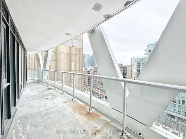 730 - 230 Simcoe St