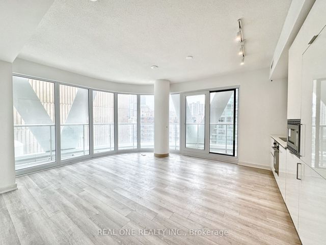 730 - 230 Simcoe St
