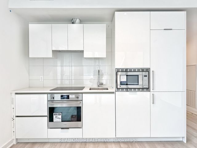 730 - 230 Simcoe St
