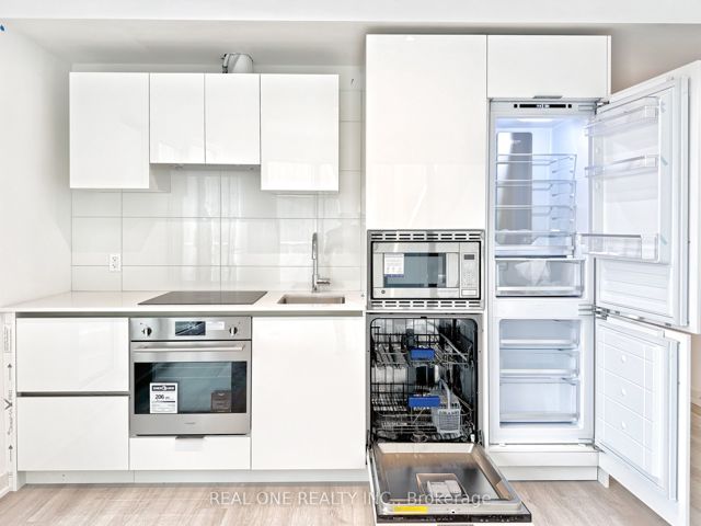 730 - 230 Simcoe St