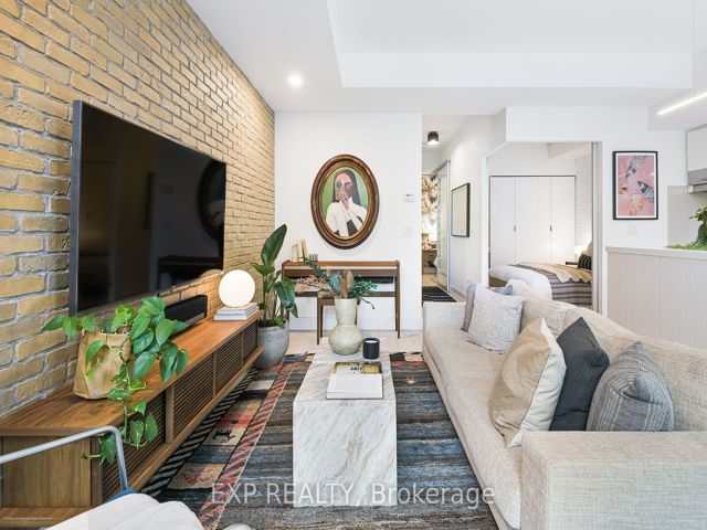 202 - 39 Sherbourne St