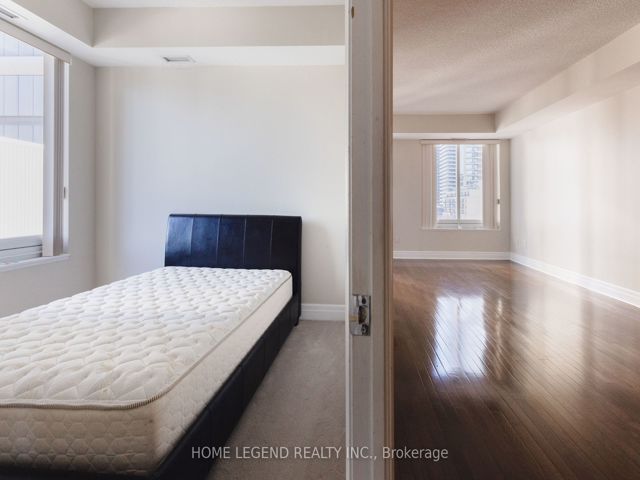 1404 - 35 Balmuto St