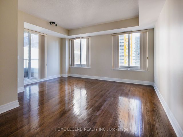 1404 - 35 Balmuto St