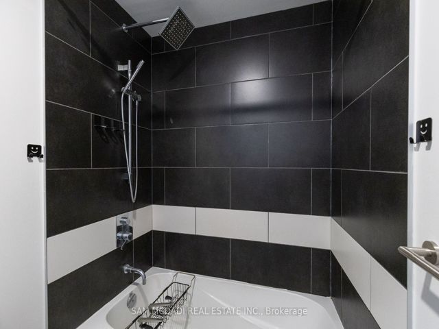 1410 - 197 Yonge St