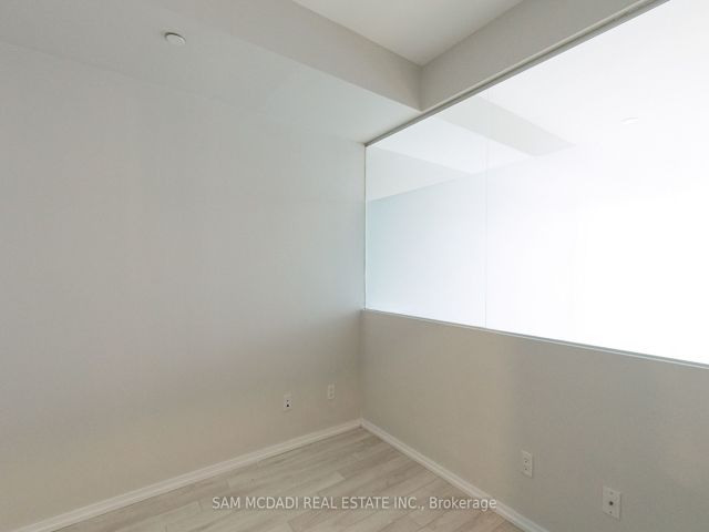 1410 - 197 Yonge St
