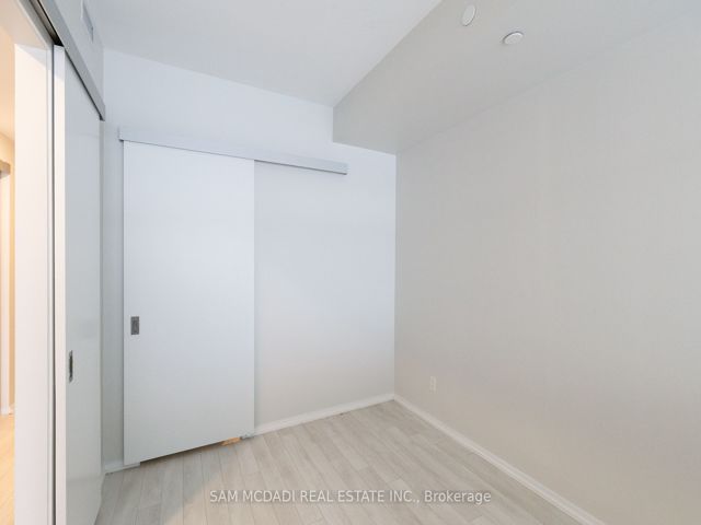 1410 - 197 Yonge St
