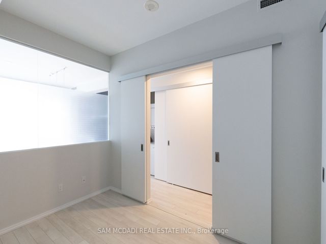 1410 - 197 Yonge St