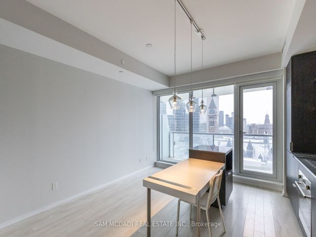 1410 - 197 Yonge St