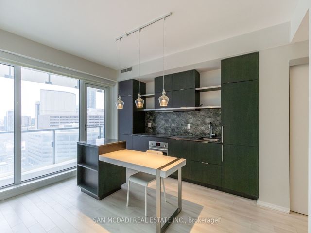 1410 - 197 Yonge St