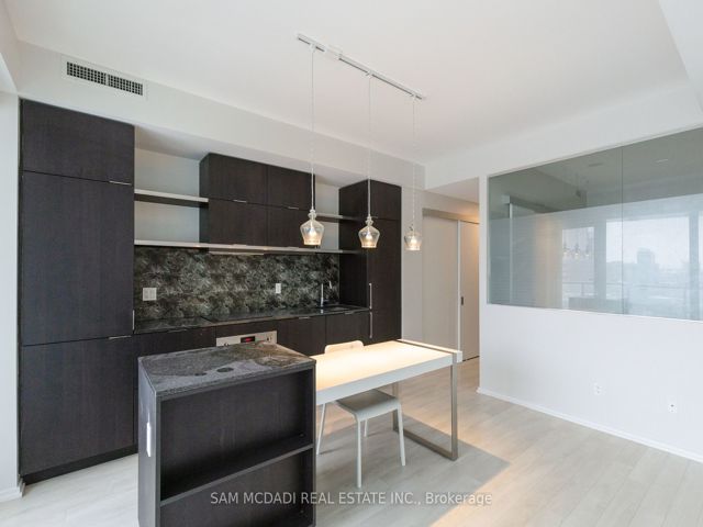 1410 - 197 Yonge St