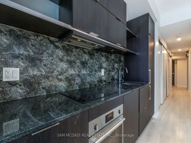 1410 - 197 Yonge St