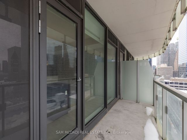 1410 - 197 Yonge St