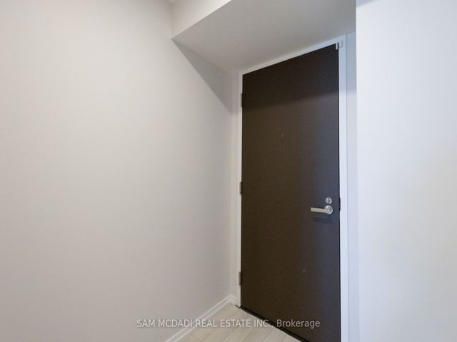1410 - 197 Yonge St
