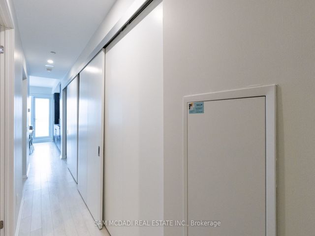 1410 - 197 Yonge St