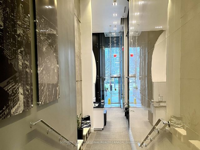 1907 - 224 King Street West St W