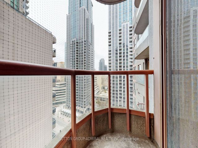 2807 - 736 Bay St