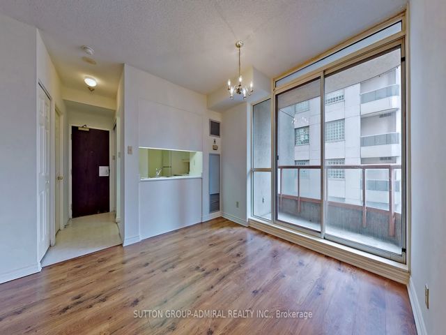 2807 - 736 Bay St