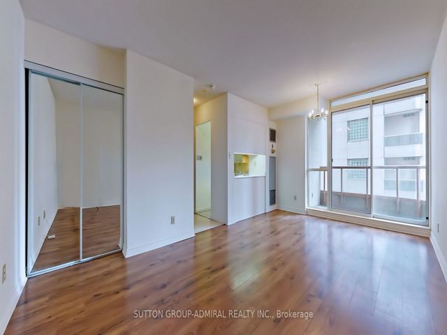 2807 - 736 Bay St