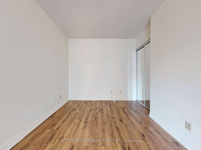 2807 - 736 Bay St