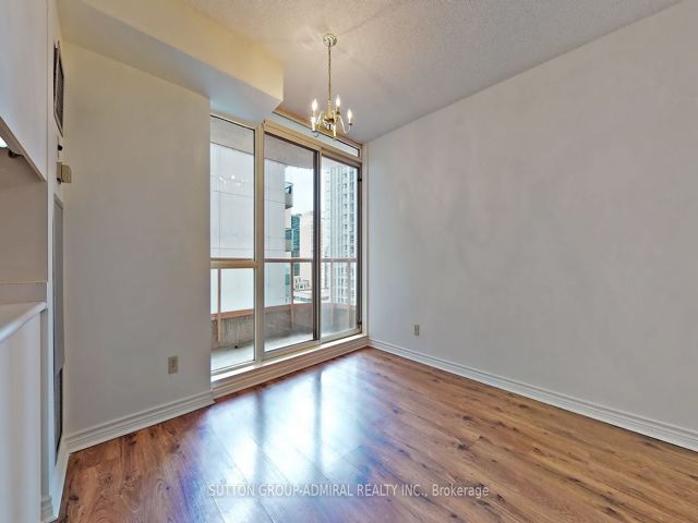 2807 - 736 Bay St