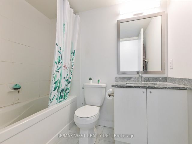 1504 - 33 Bay St