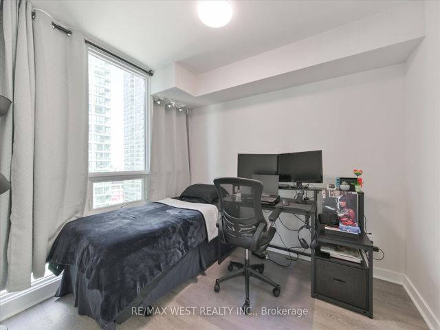 1504 - 33 Bay St