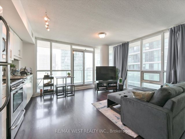 1504 - 33 Bay St
