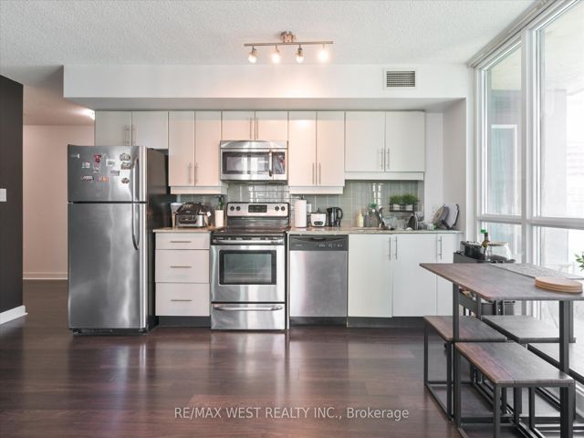 1504 - 33 Bay St