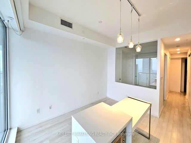 4204 - 197 Yonge St