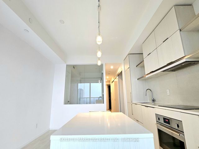 4204 - 197 Yonge St