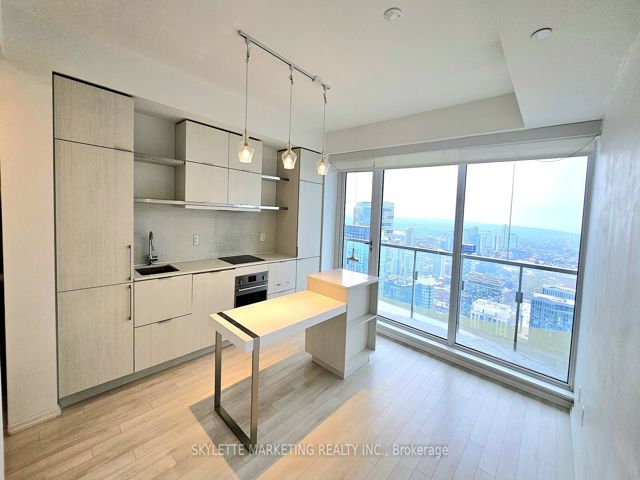 4204 - 197 Yonge St