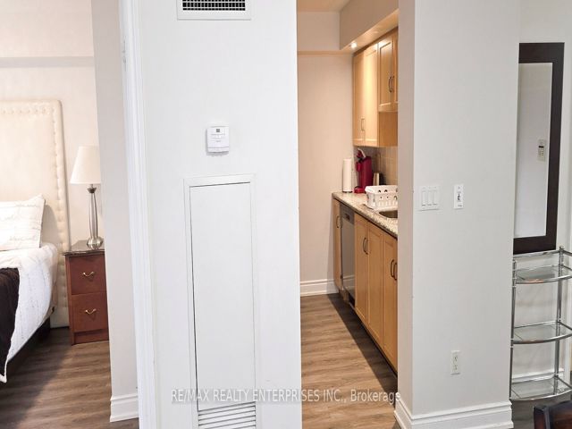 1435 - 250 Wellington St W
