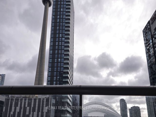 1435 - 250 Wellington St W