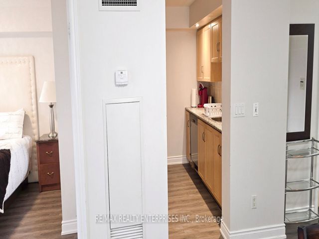 1435 - 250 Wellington St W
