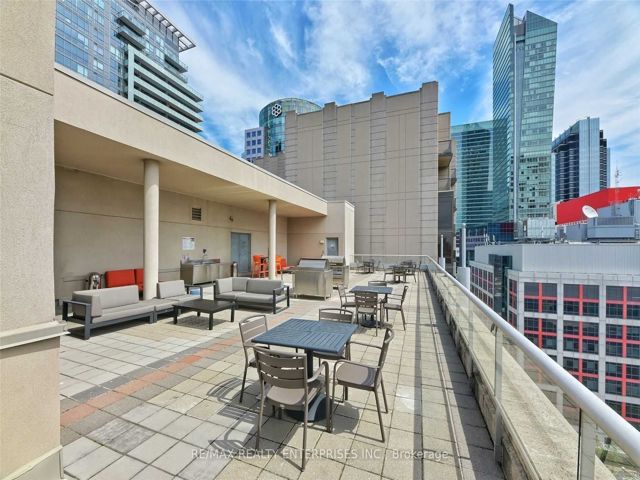 1435 - 250 Wellington St W