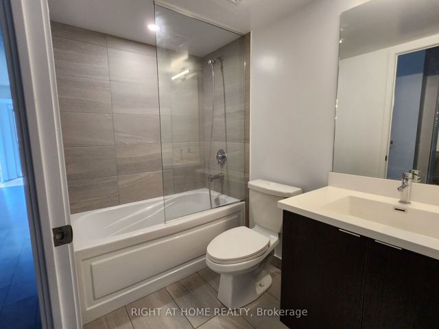 805 - 219 Dundas St E