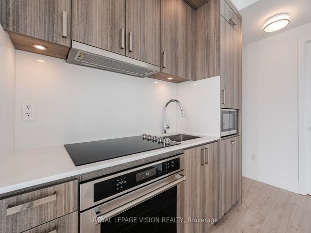1705 - 470 Front St W