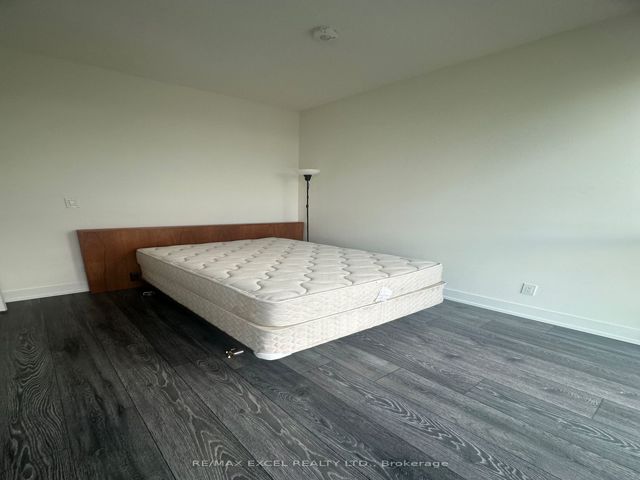 807 - 180 Fairview Mall Dr