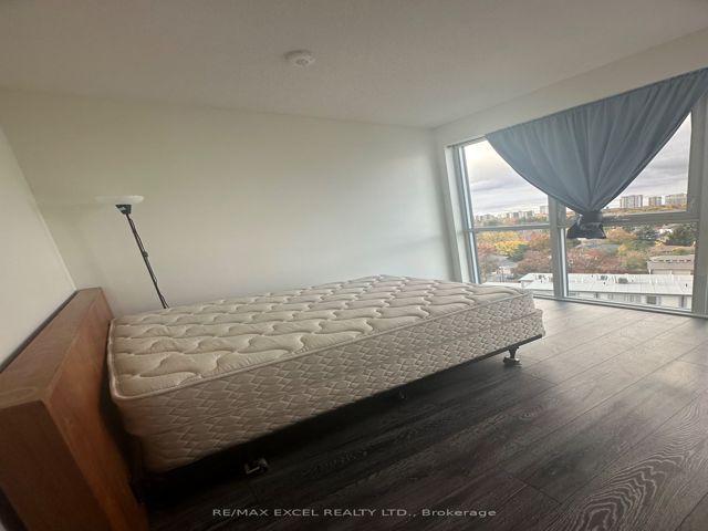 807 - 180 Fairview Mall Dr
