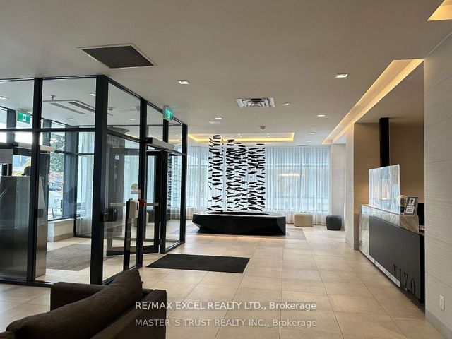 807 - 180 Fairview Mall Dr