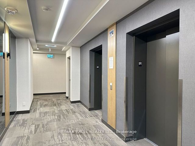 807 - 180 Fairview Mall Dr